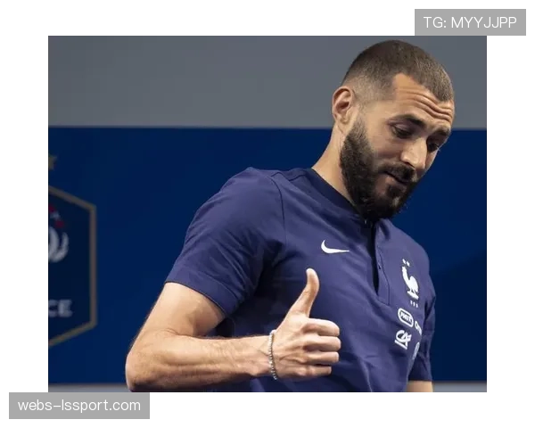 镜头捕捉:看台上观战的法国国家队主帅德尚 镜头捕捉:看台上观战的法国国家队主帅德尚